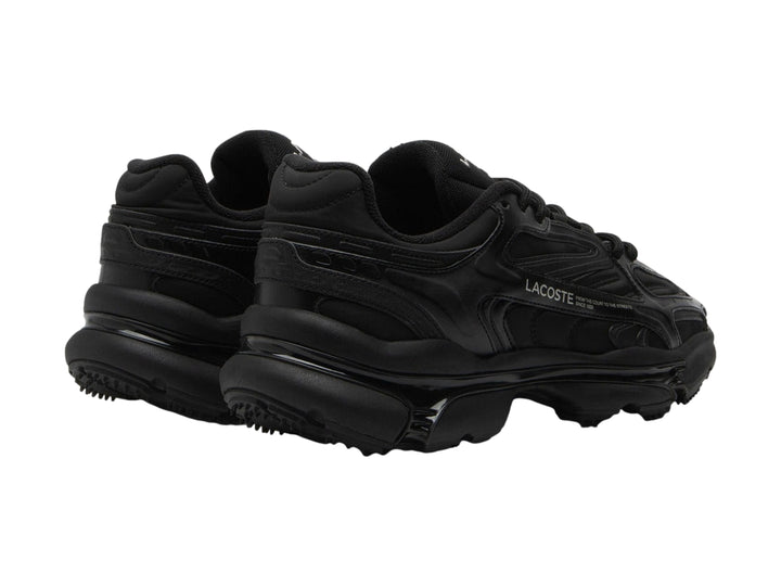Tenis deportivos Lacoste color negro con suela gruesa y diseño moderno.