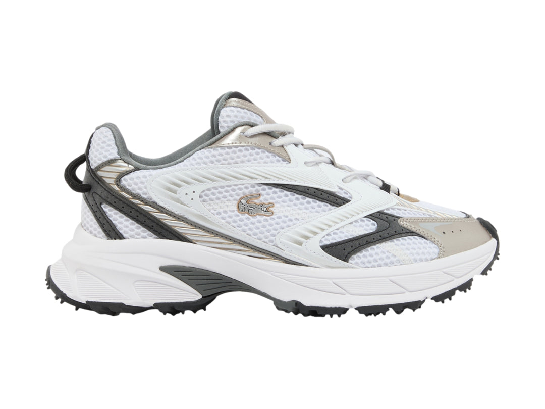 Tenis deportivos Lacoste color blanco y plata con detalles de malla y suela robusta.
