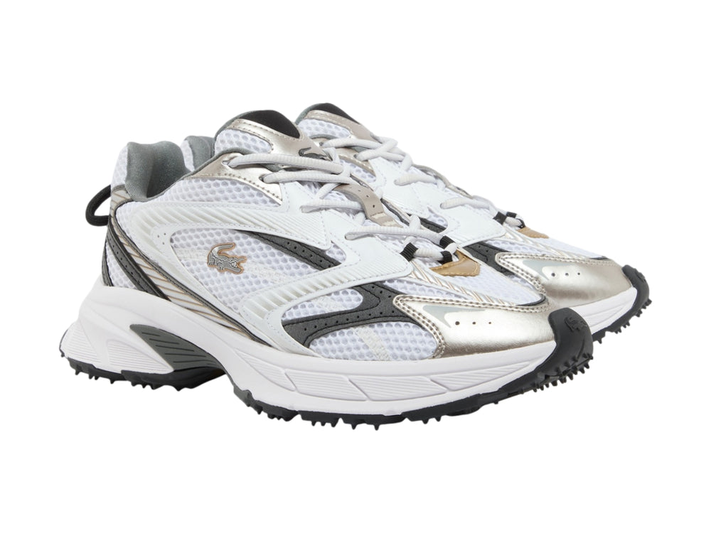 Tenis deportivos Lacoste color blanco y plata con detalles de malla y suela robusta.