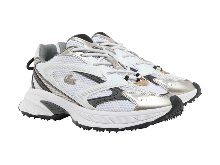 Tenis deportivos Lacoste color blanco y plata con detalles de malla y suela robusta.