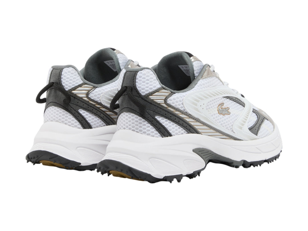 Tenis deportivos Lacoste color blanco y plata con detalles de malla y suela robusta.