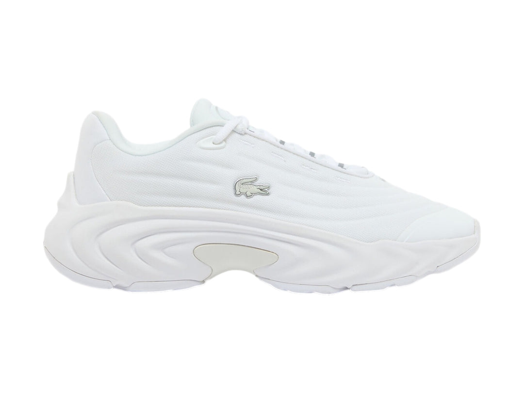 Tenis deportivos Lacoste blancos con suela gruesa y diseño orgánico moderno.