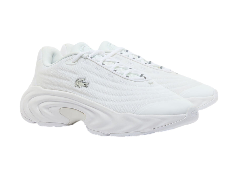 Tenis deportivos Lacoste blancos con suela gruesa y diseño orgánico moderno.