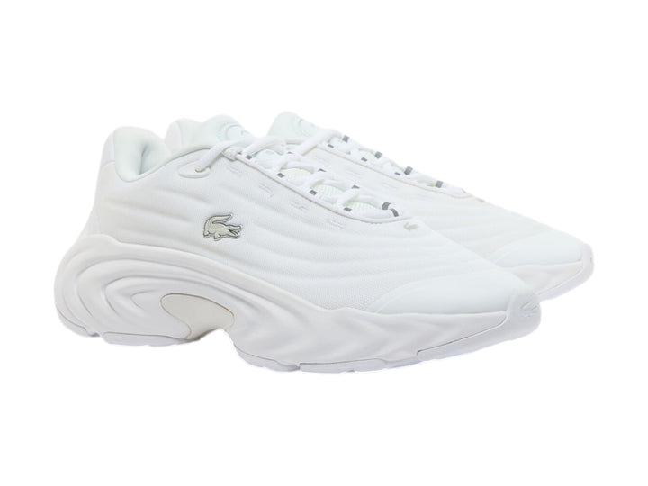 Tenis deportivos Lacoste blancos con suela gruesa y diseño orgánico moderno.