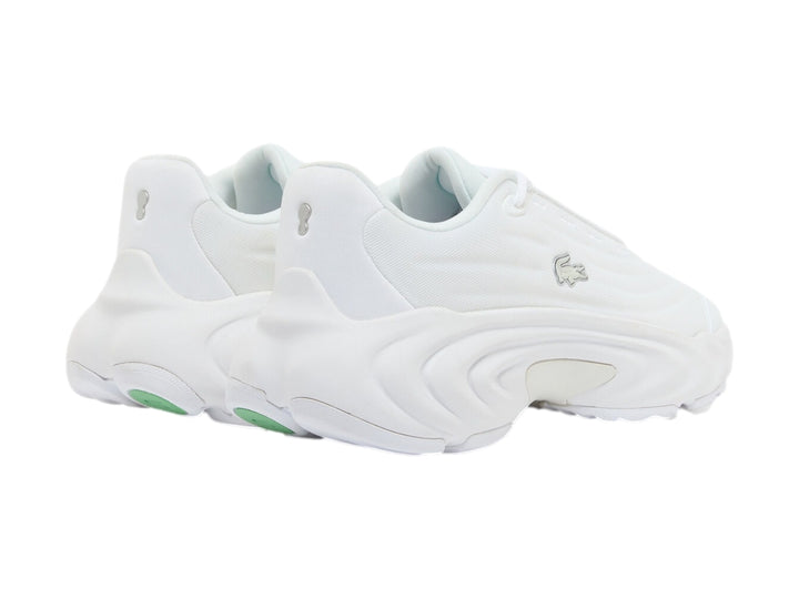 Tenis deportivos Lacoste blancos con suela gruesa y diseño orgánico moderno.