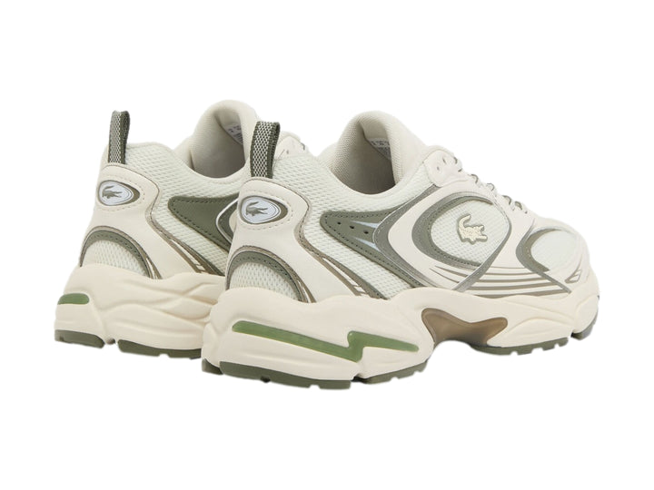 Tenis deportivos Lacoste en color blanco roto y caqui con suela gruesa y diseño chunky.