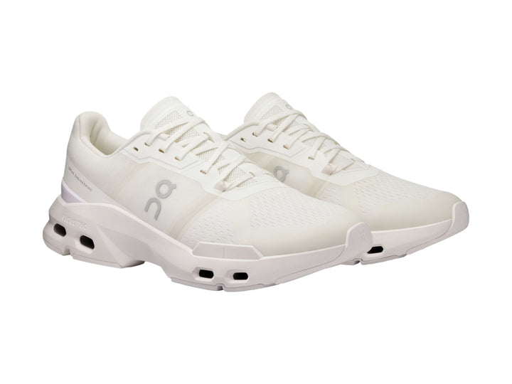 Tenis deportivos On Cloud color blanco con suela amortiguada y malla transpirable.