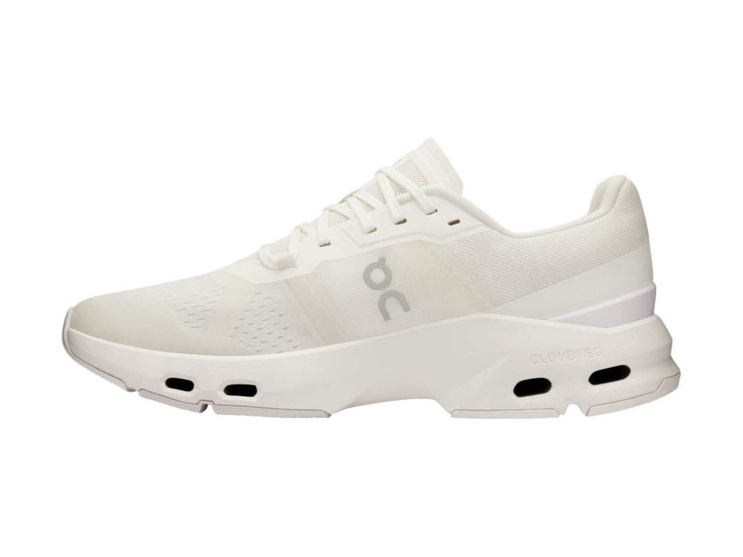 Tenis deportivos On Cloud color blanco con suela amortiguada y malla transpirable.