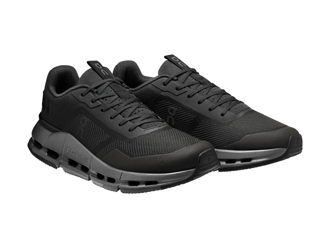 Tenis deportivos On Cloud en color negro y gris oscuro con suela tecnológica.