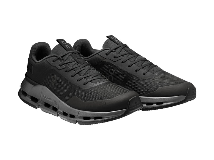 Tenis deportivos On Cloud en color negro y gris oscuro con suela tecnológica.