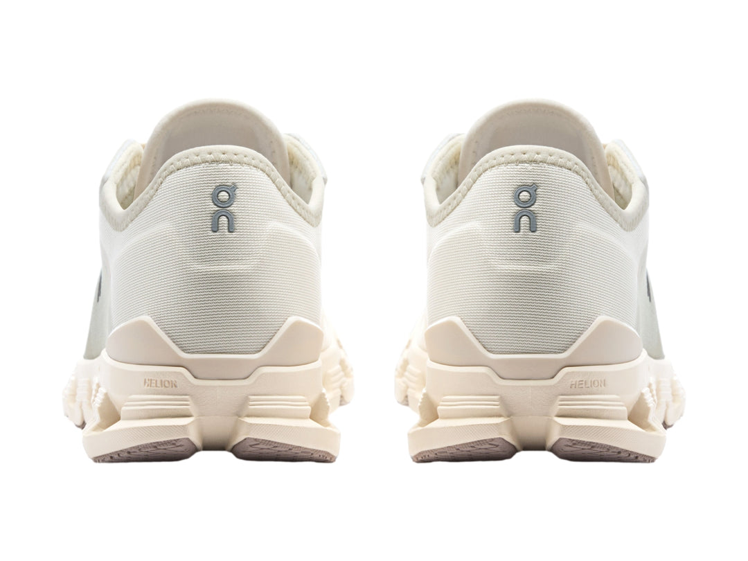 Tenis deportivos On Cloud color blanco hueso con suela amortiguada y diseño moderno.