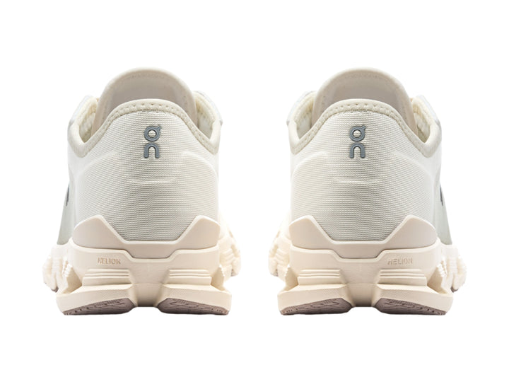 Tenis deportivos On Cloud color blanco hueso con suela amortiguada y diseño moderno.
