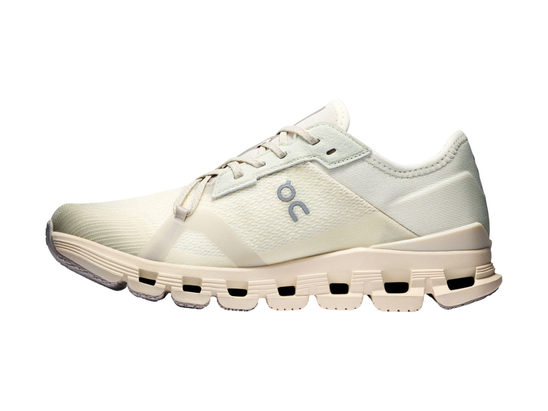 Tenis deportivos On Cloud color blanco hueso con suela amortiguada y diseño moderno.