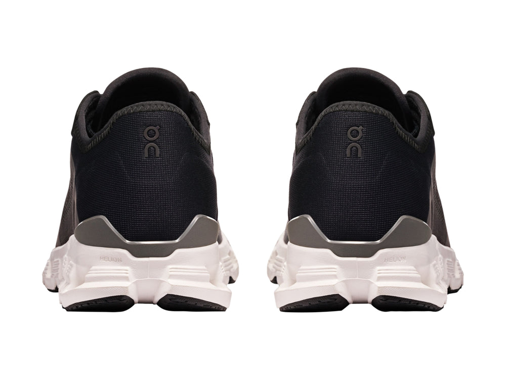 Tenis deportivos On Cloud color negro con suela blanca y diseño de amortiguación CloudTec.