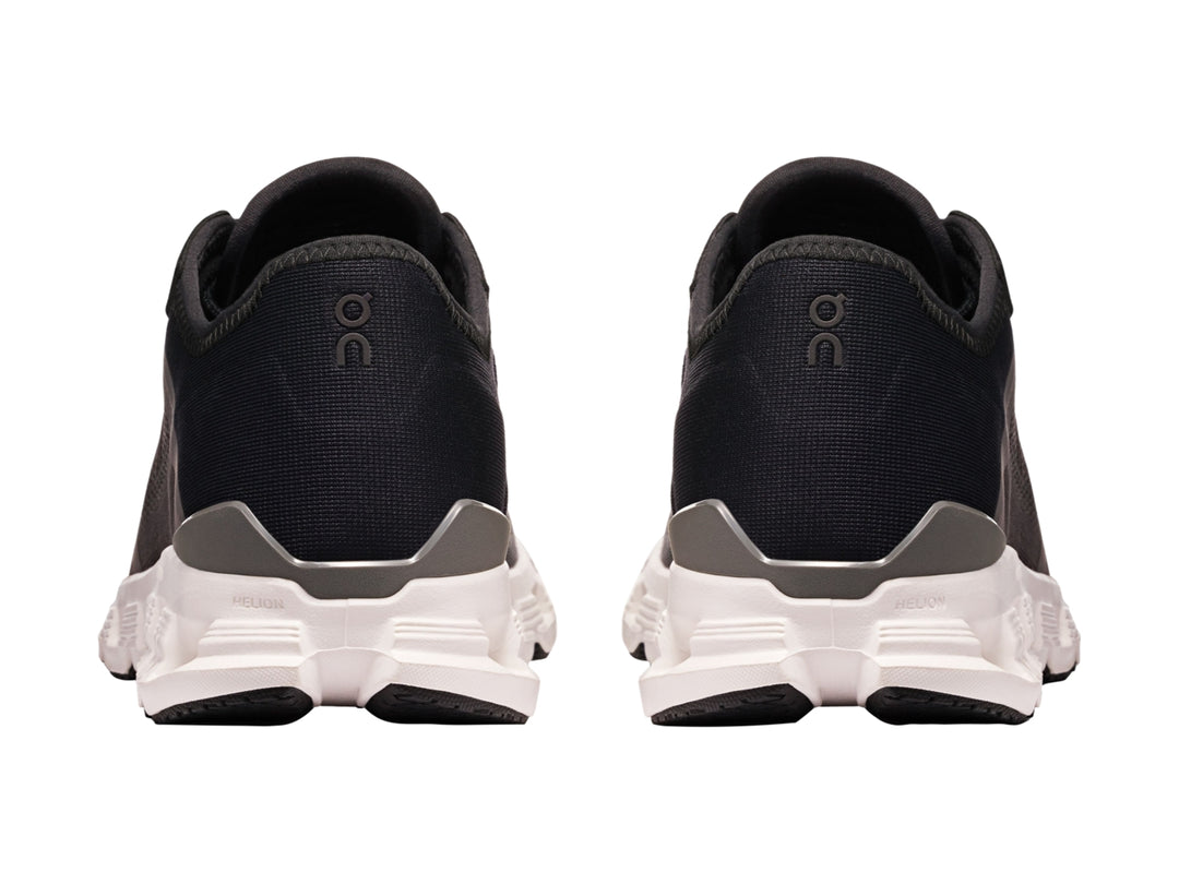 Tenis deportivos On Cloud color negro con suela blanca y diseño de amortiguación CloudTec.