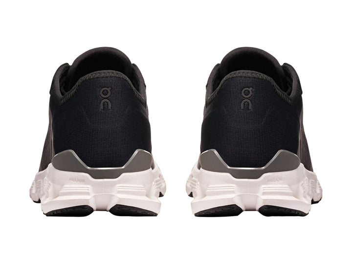 Tenis deportivos On Cloud color negro con suela blanca y diseño de amortiguación CloudTec.