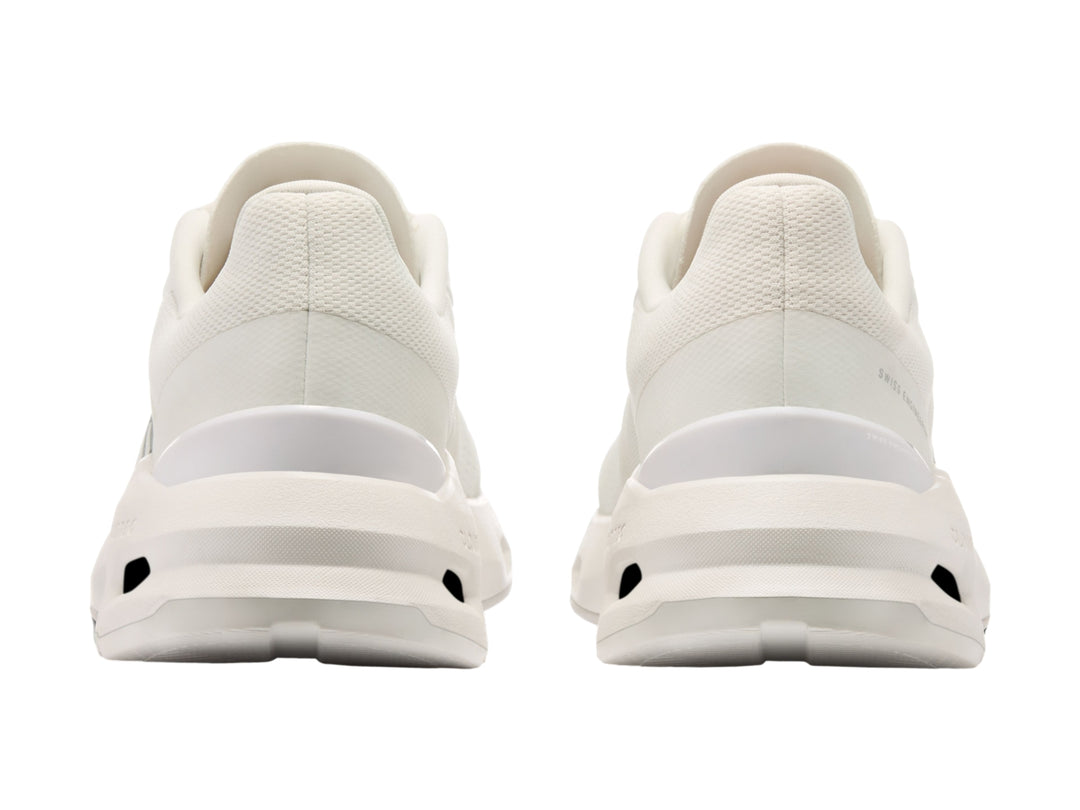 Tenis deportivos On Cloud en color blanco y gris claro con suela tecnológicay diseño moderno.