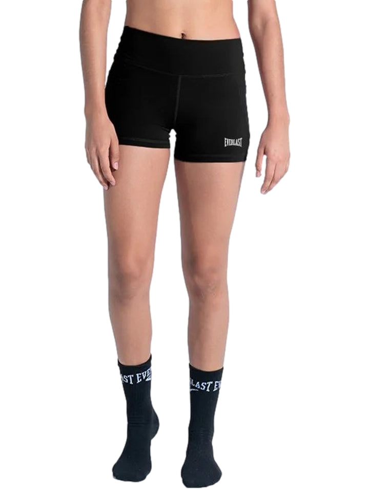 Mujer vistiendo mallas deportivas tipo biker color negro de la marca Everlast.
