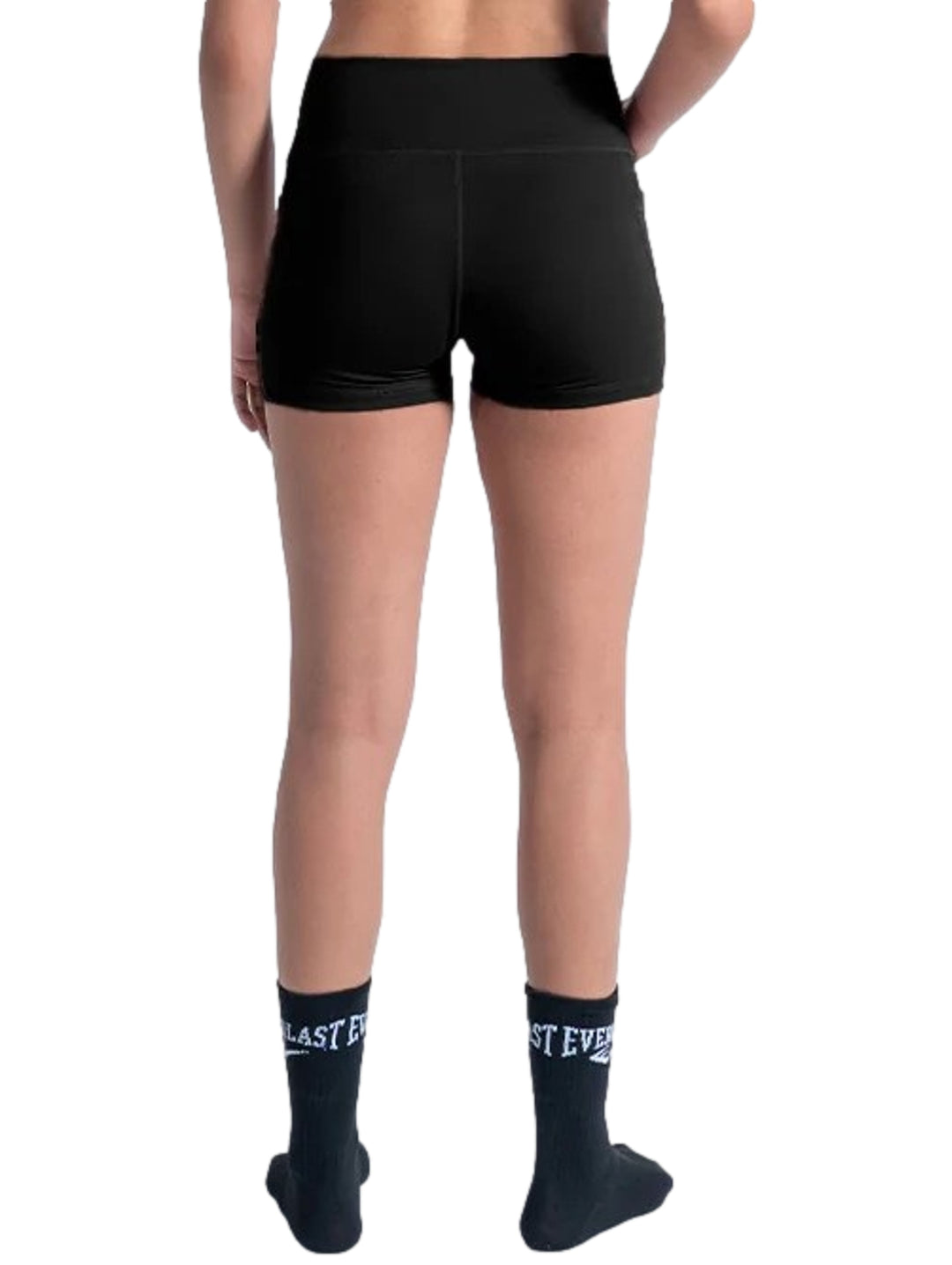 Mujer vistiendo mallas deportivas tipo biker color negro de la marca Everlast.