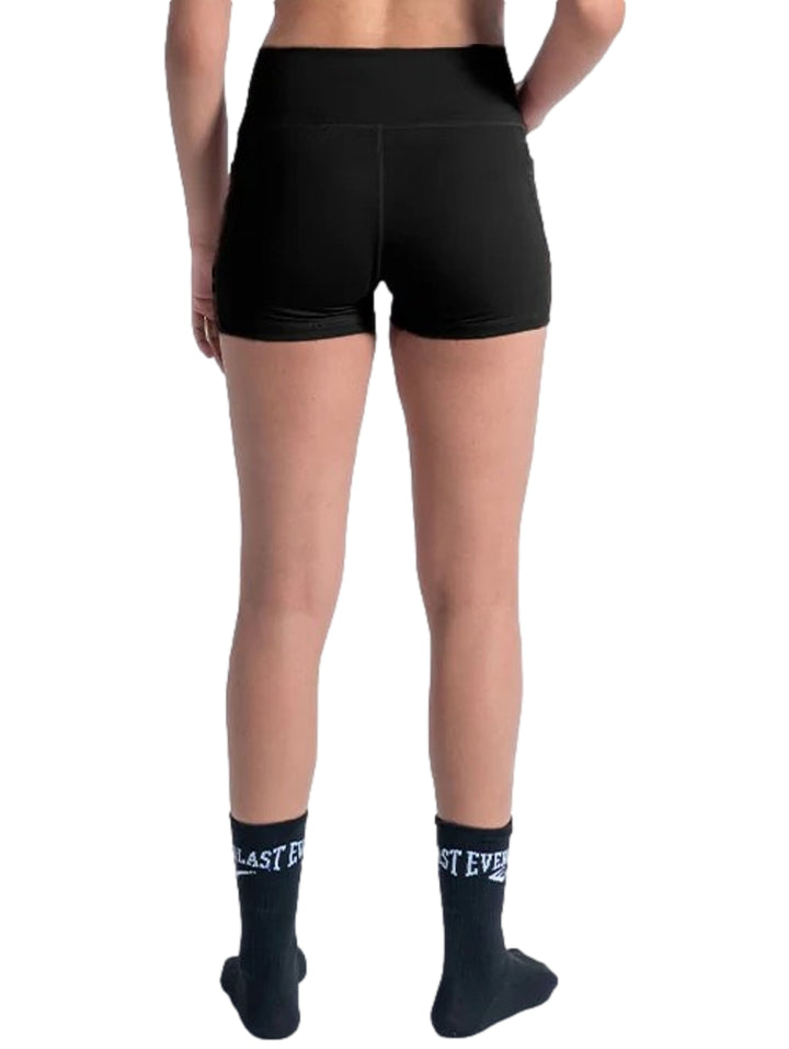 Mujer vistiendo mallas deportivas tipo biker color negro de la marca Everlast.