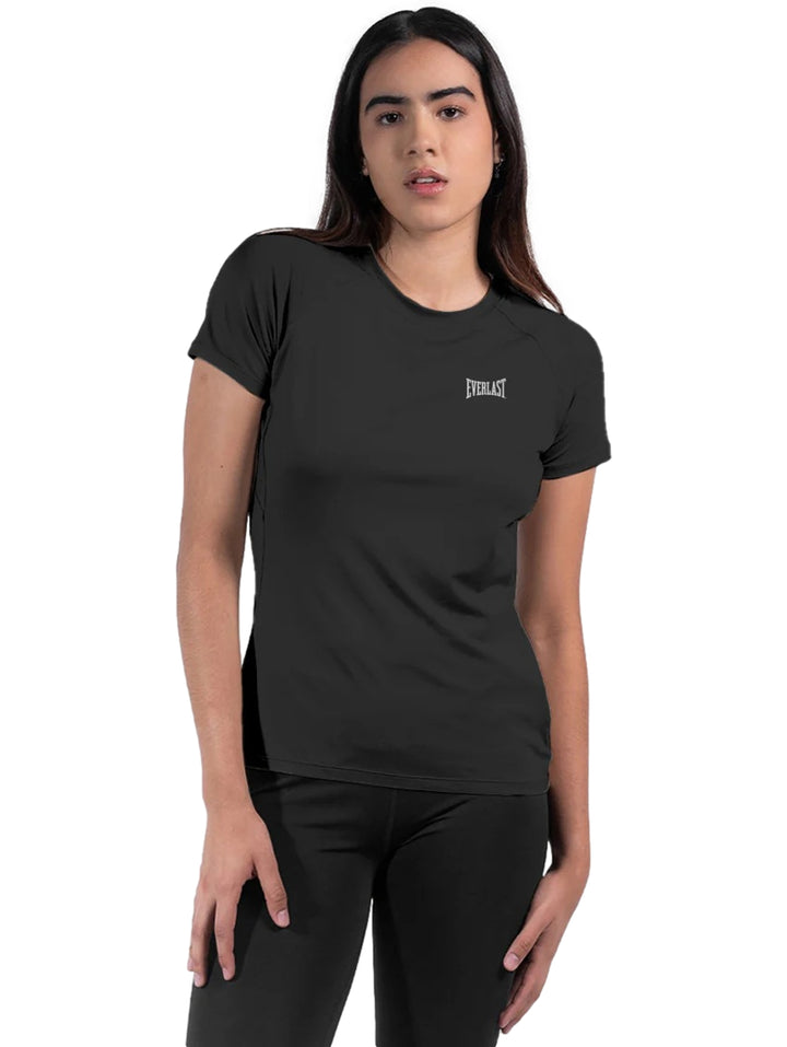 Mujer vistiendo playera deportiva negra de manga corta marca Everlast.