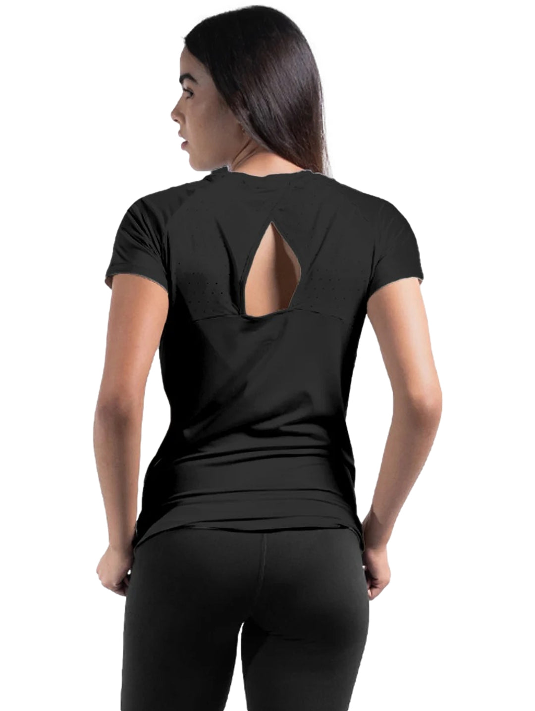 Mujer vistiendo playera deportiva negra de manga corta marca Everlast.
