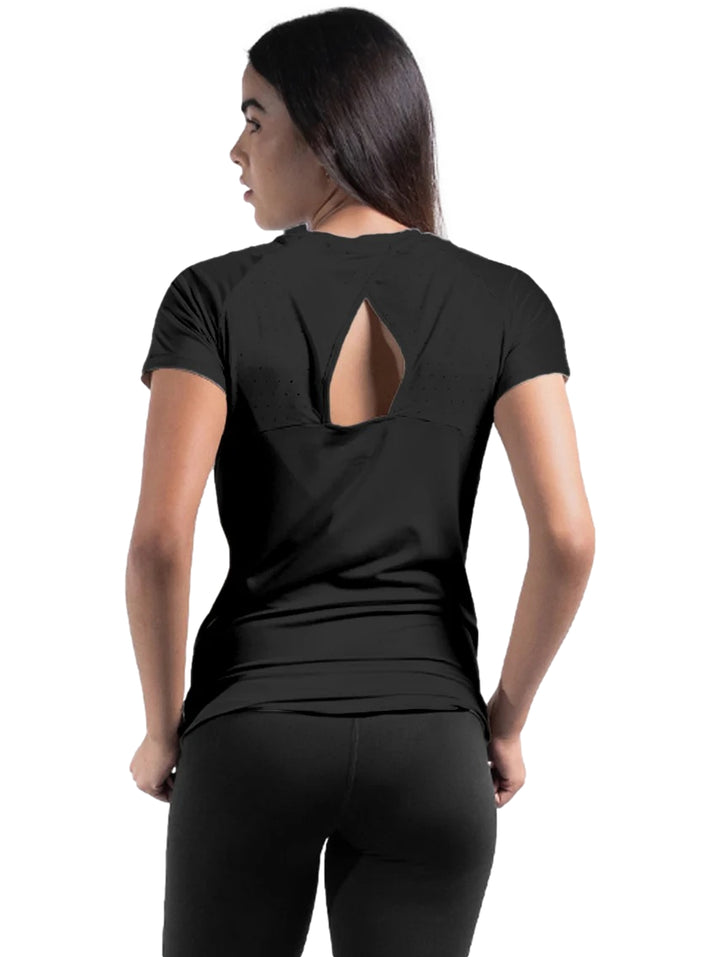 Mujer vistiendo playera deportiva negra de manga corta marca Everlast.