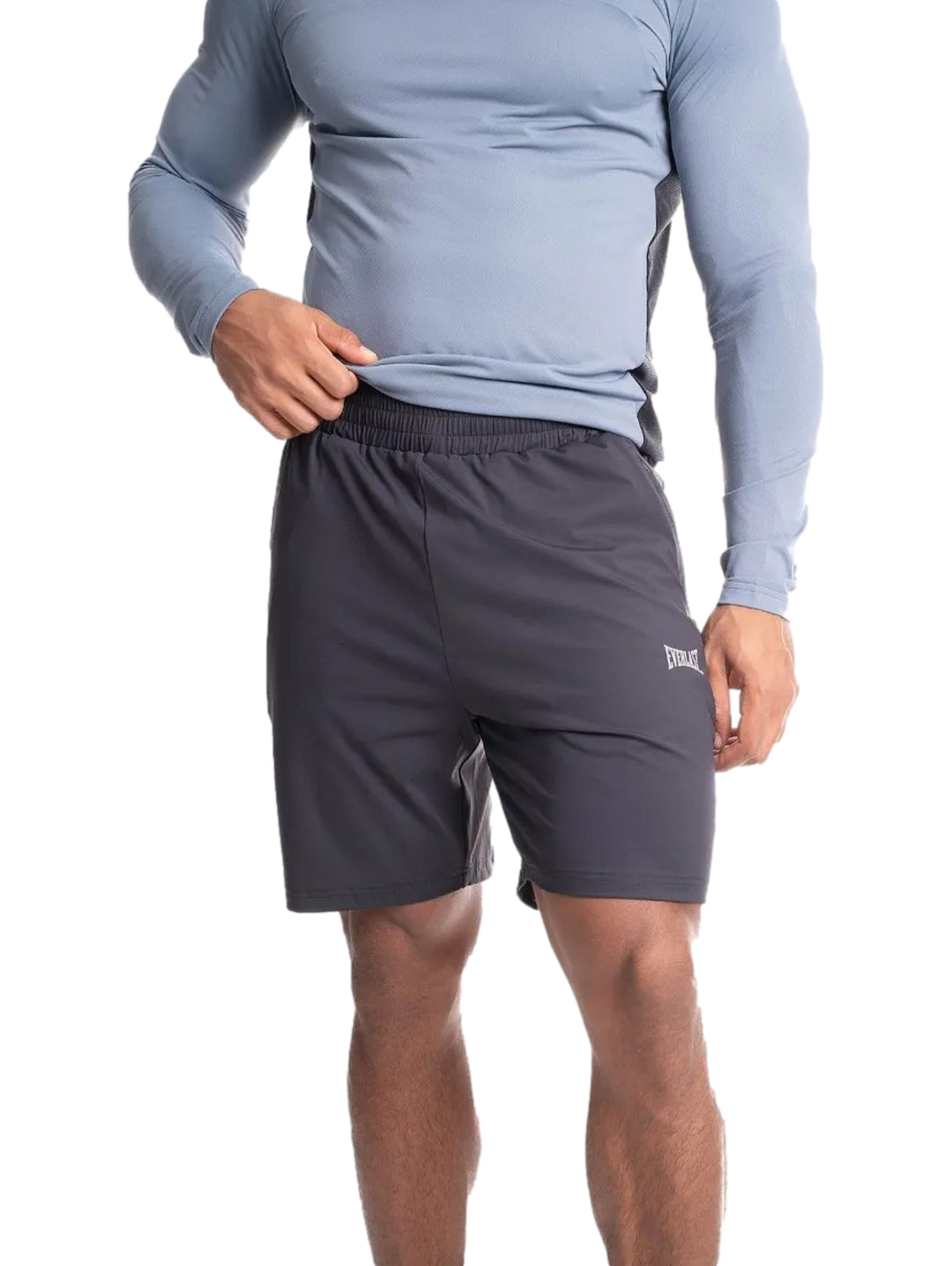 Hombre vistiendo shorts deportivos color negro de la marca Everlast.