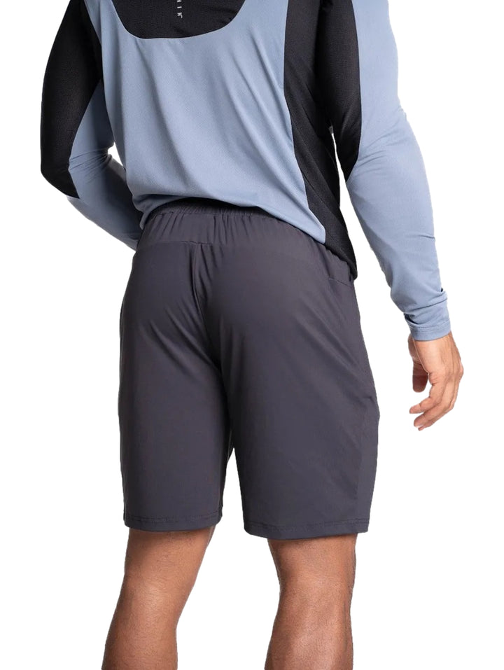 Hombre vistiendo shorts deportivos color negro de la marca Everlast.
