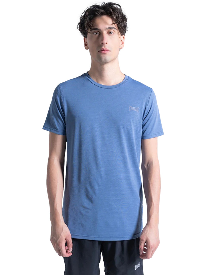 Hombre vistiendo una playera deportiva azul de manga corta y cuello redondo de la marca Everlast.