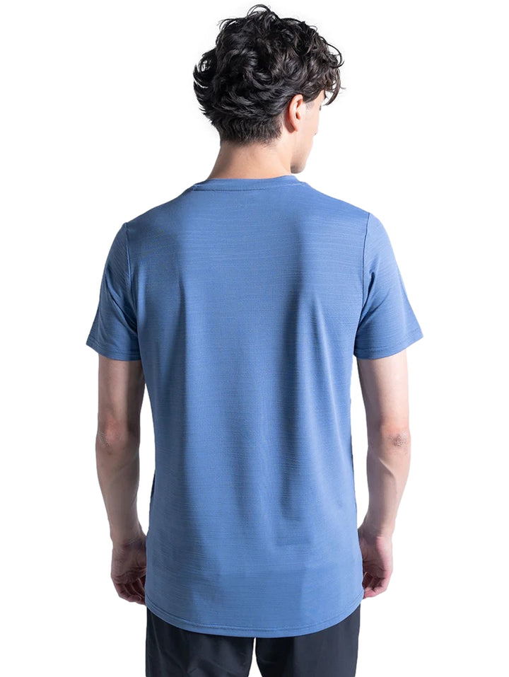 Hombre vistiendo una playera deportiva azul de manga corta y cuello redondo de la marca Everlast.