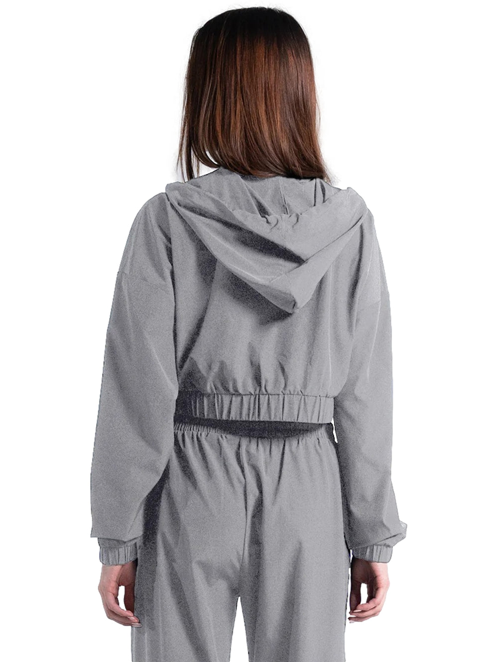 Mujer vistiendo conjunto deportivo gris de Everlast compuesto por chamarra corta con capucha y pantalón