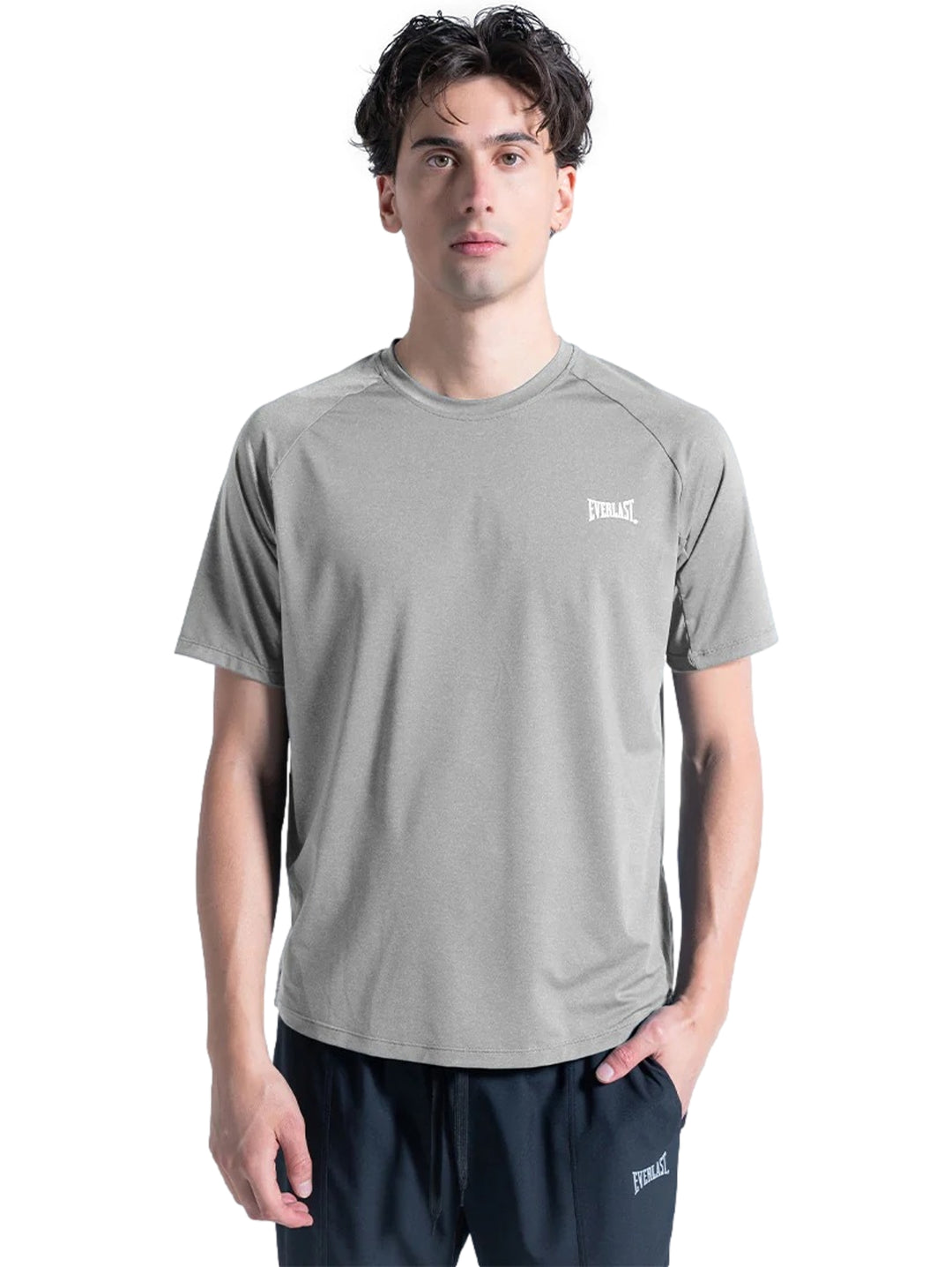 Hombre vistiendo playera deportiva de color gris claro marca Everlast con manga corta y cuello redondo.