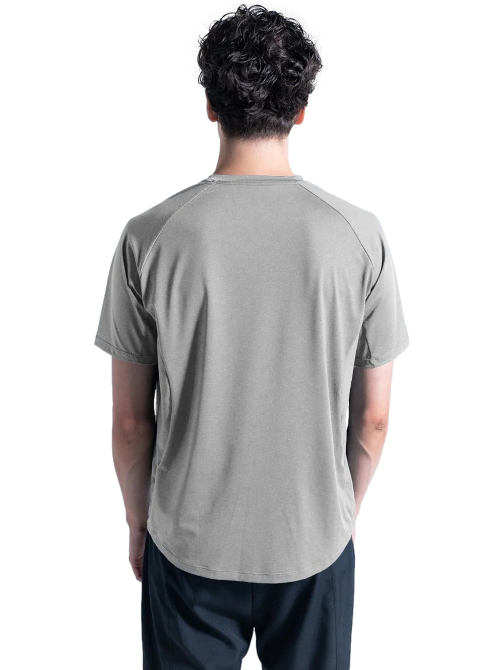 Hombre vistiendo playera deportiva de color gris claro marca Everlast con manga corta y cuello redondo.