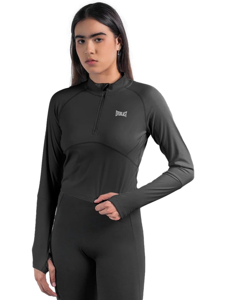 Mujer vistiendo chamarra deportiva negra ajustada de marca Everlast con cierre parcial.