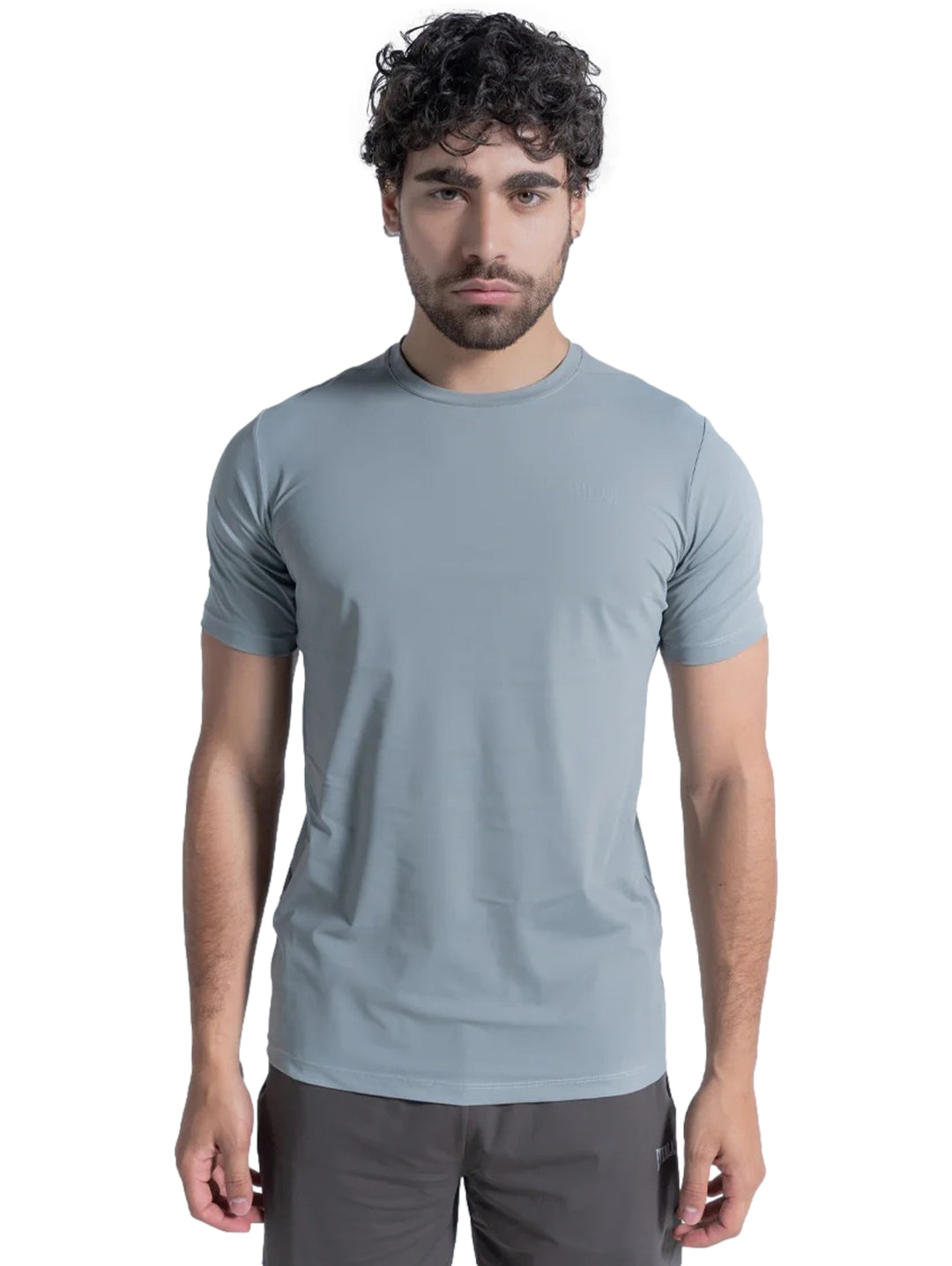 Hombre vistiendo playera deportiva de color gris claro de manga corta y cuello redondo.