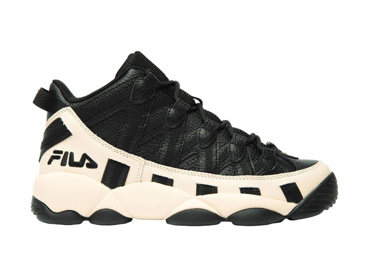 Tenis de baloncesto FILA Stackhouse Spaghetti en colores negro y crema con suela robusta.