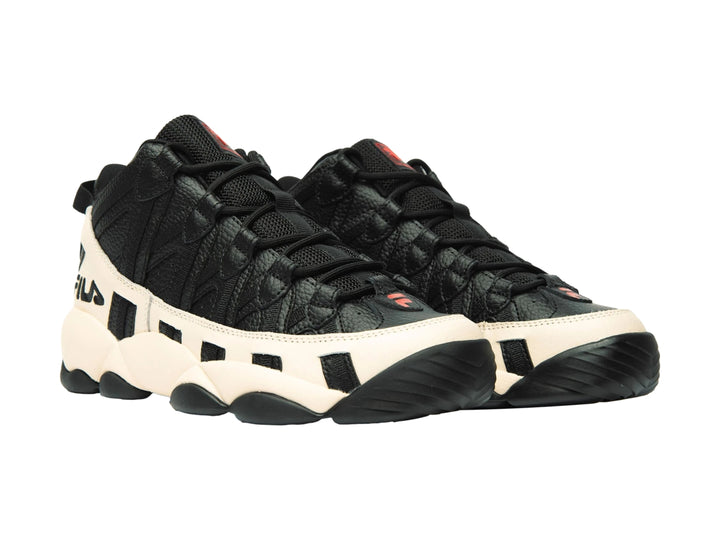 Tenis de baloncesto FILA Stackhouse Spaghetti en colores negro y crema con suela robusta.