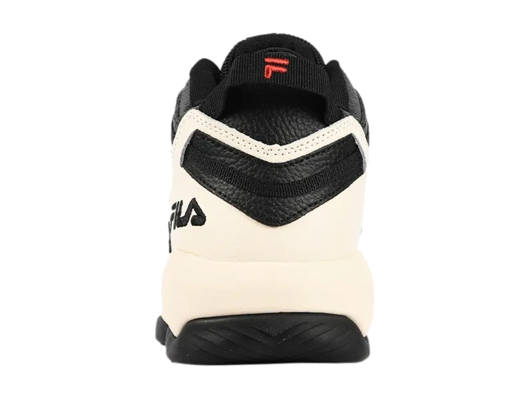 Tenis de baloncesto FILA Stackhouse Spaghetti en colores negro y crema con suela robusta.