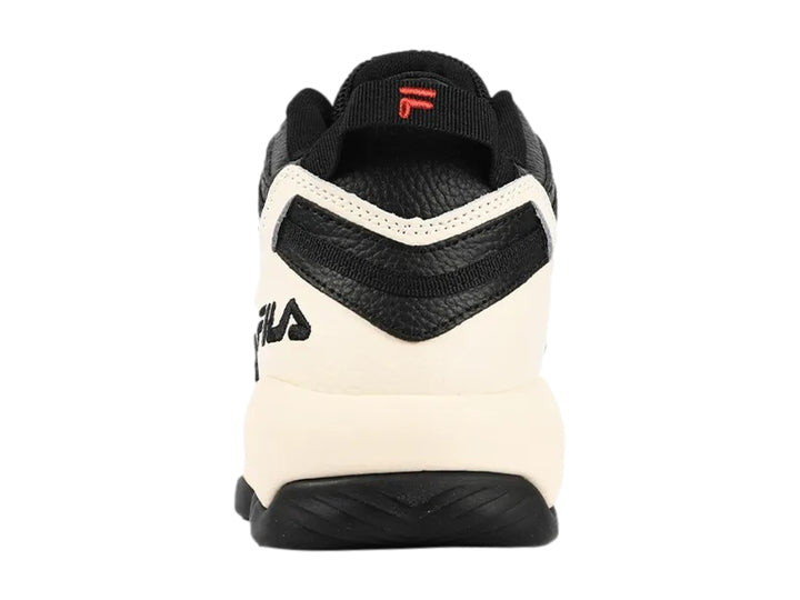 Tenis de baloncesto FILA Stackhouse Spaghetti en colores negro y crema con suela robusta.