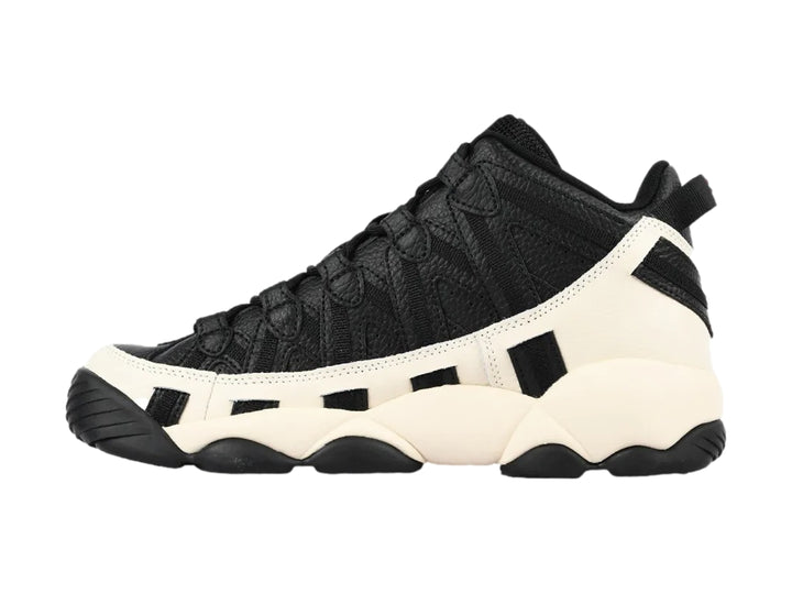 Tenis de baloncesto FILA Stackhouse Spaghetti en colores negro y crema con suela robusta.