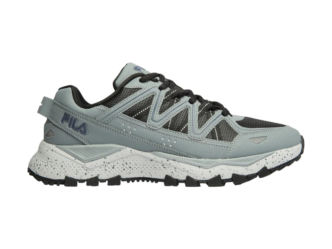 Tenis deportivos FILA Firetrail Evo en color gris con detalles negros y suela blanca moteada.