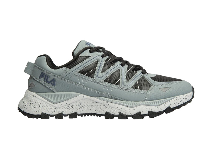 Tenis deportivos FILA Firetrail Evo en color gris con detalles negros y suela blanca moteada.