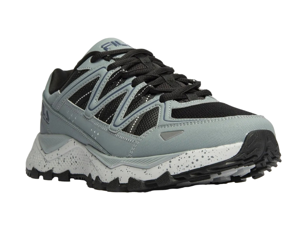 Tenis deportivos FILA Firetrail Evo en color gris con detalles negros y suela blanca moteada.
