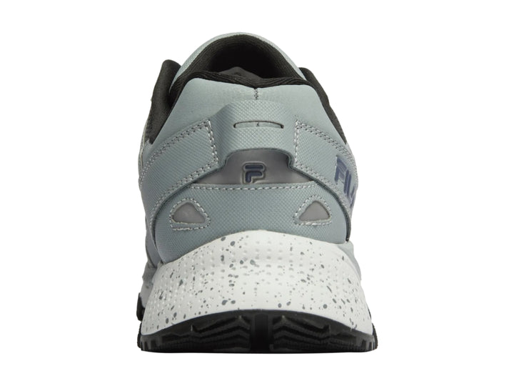 Tenis deportivos FILA Firetrail Evo en color gris con detalles negros y suela blanca moteada.