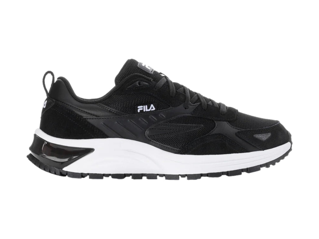 Tenis deportivos FILA color negro con suela blanca y detalles en malla.