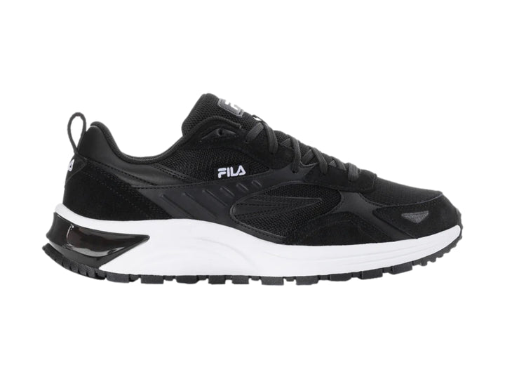 Tenis deportivos FILA color negro con suela blanca y detalles en malla.