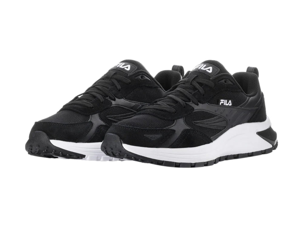 Tenis deportivos FILA color negro con suela blanca y detalles en malla.