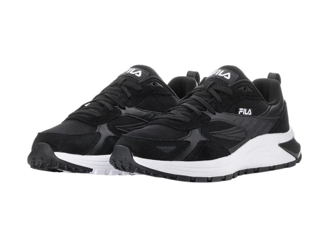 Tenis deportivos FILA color negro con suela blanca y detalles en malla.