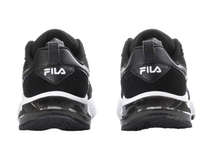 Tenis deportivos FILA color negro con suela blanca y detalles en malla.